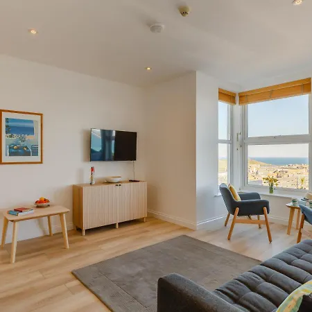 1 Seabirds House * St Ives
